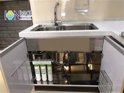 Sistema de filtración de agua potable debajo del fregadero